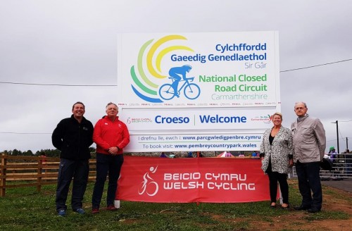 Cyng. Peter Hughes Griffiths, yr Aelod o'r Bwrdd Gweithredol dros Hamdden, Cyng. Shirley Mathews, yr aelod lleol dros Ben-bre, Nick Smith, Cadeirydd Beicio Cymru a Neil Thomas, Parc Gwledig Pen-bre, Uwch-reolwr Hamdden