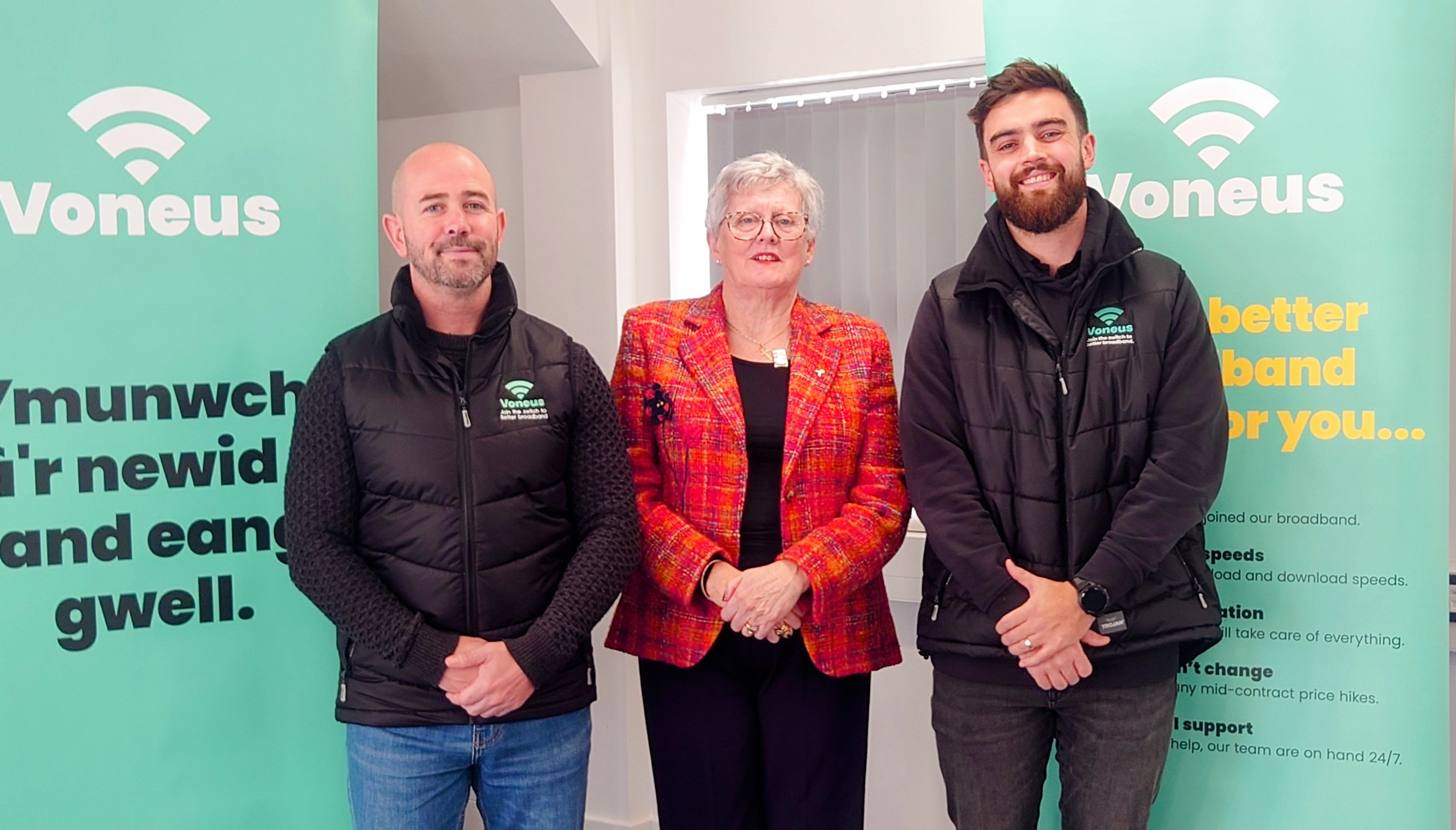 Cllr Hazel Evans gyda tim Voneus